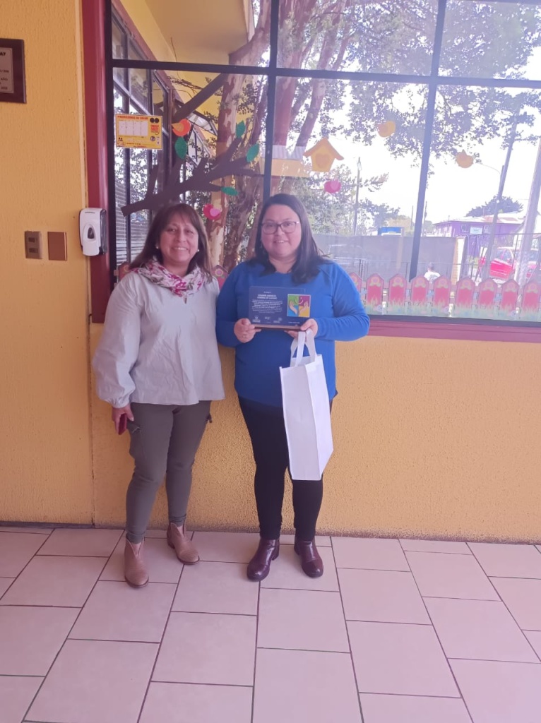 Entrega de Galvanos y Souvenirs a participantes de Talleres. 3 Colegio Amancay Lautaro