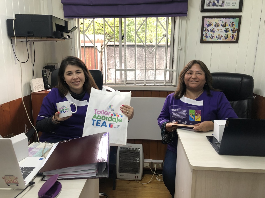 Entrega de Galvanos y Souvenirs a participantes de Talleres. 6 Escuela Lenguaje Alun Suyai Padre las Casas