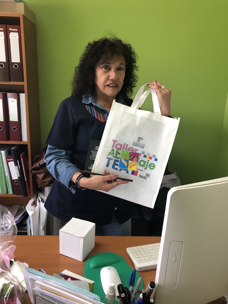 Entrega de Galvanos y Souvenirs a participantes de Talleres. 8 Escuela Parlamento Perquenco