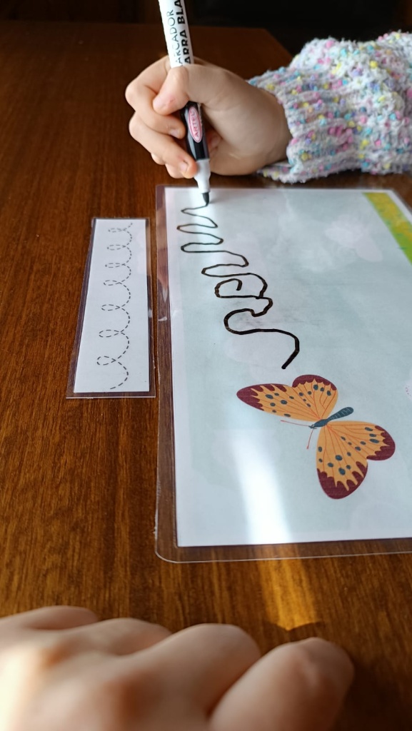 Cierre del Proyecto “Reforzamiento Lúdico y Digital” destaca creatividad y aprendizaje de niños beneficiados 4 Reforzamiento trazado para la escritura